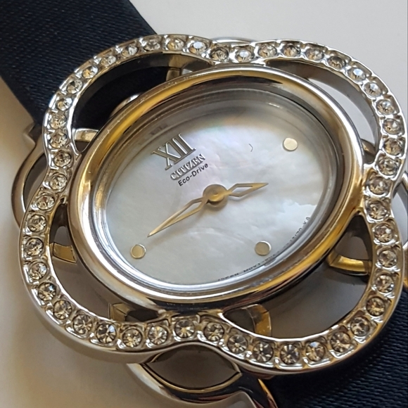 CITIZEN Eco-Drive Crystals & Mother of Pearl Women's Watch 💕 Needs a Battery! - Picture 4 of 14